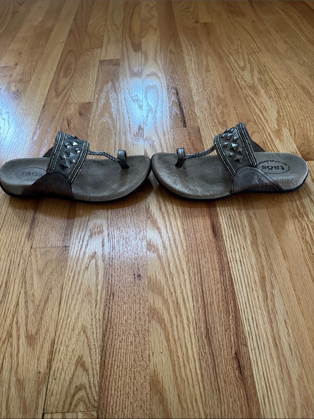 Taos Genie Metallic Pewter Silver Studded Thong Sandals, size 8 - Picture 3 of 6